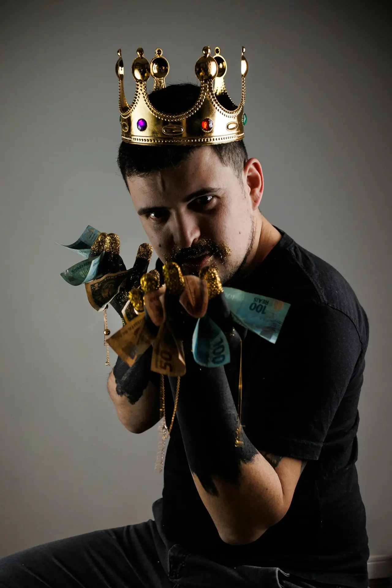 mężczyzna w koronie