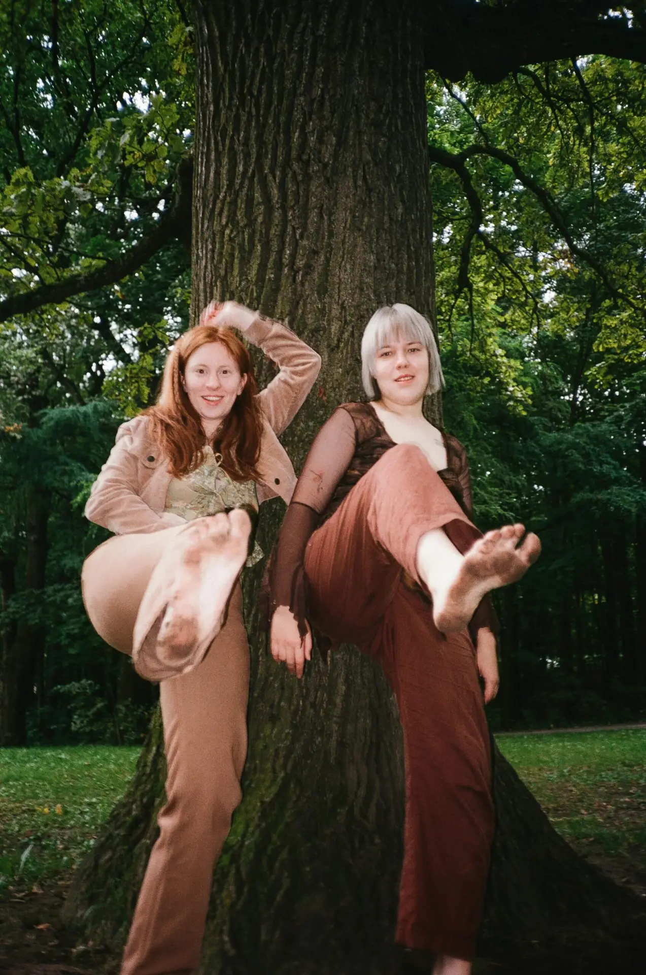 dwie kobiety z brudnymi stopami