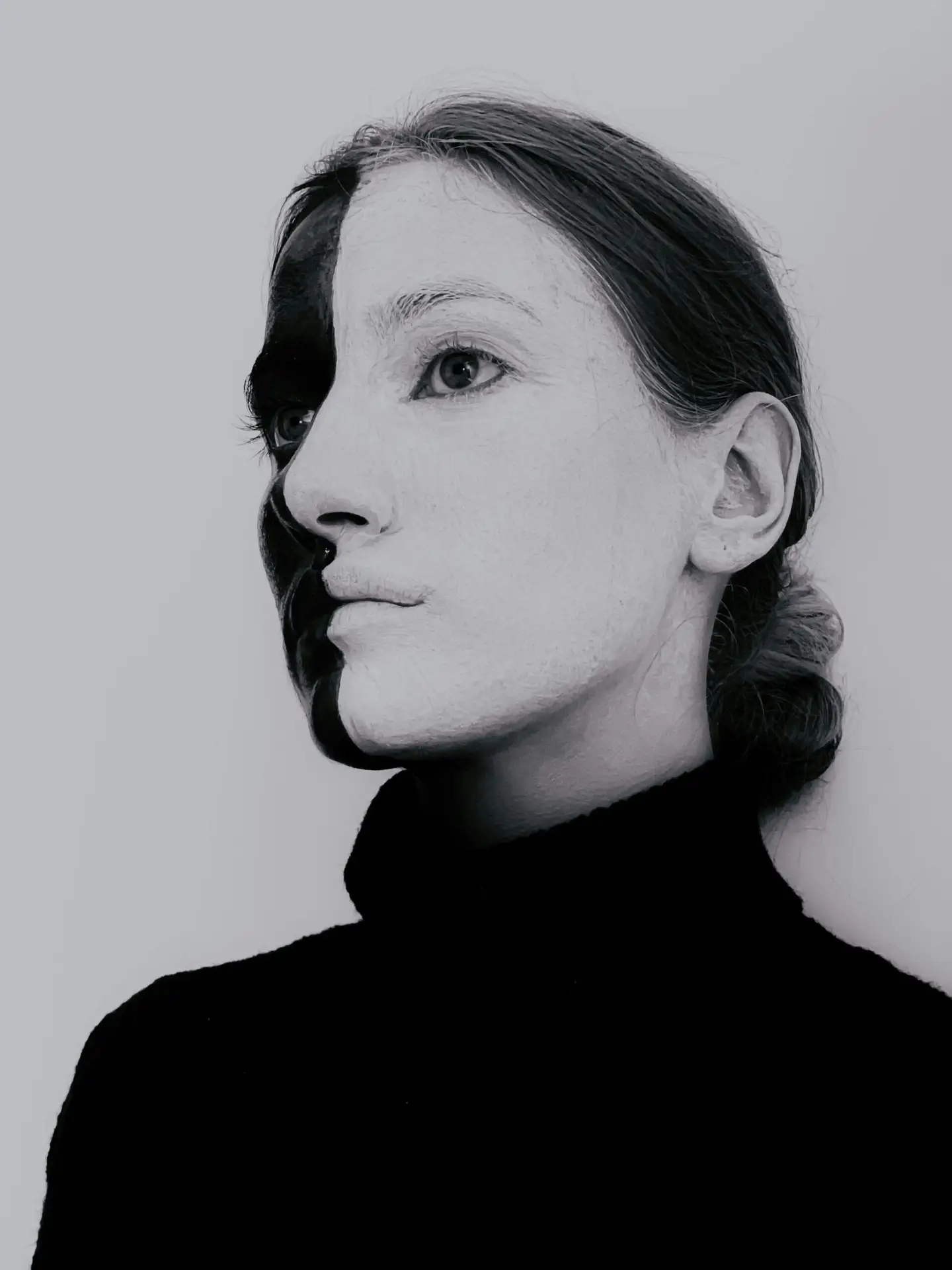 kobieta z pomalowana twarzą na czarno-biało