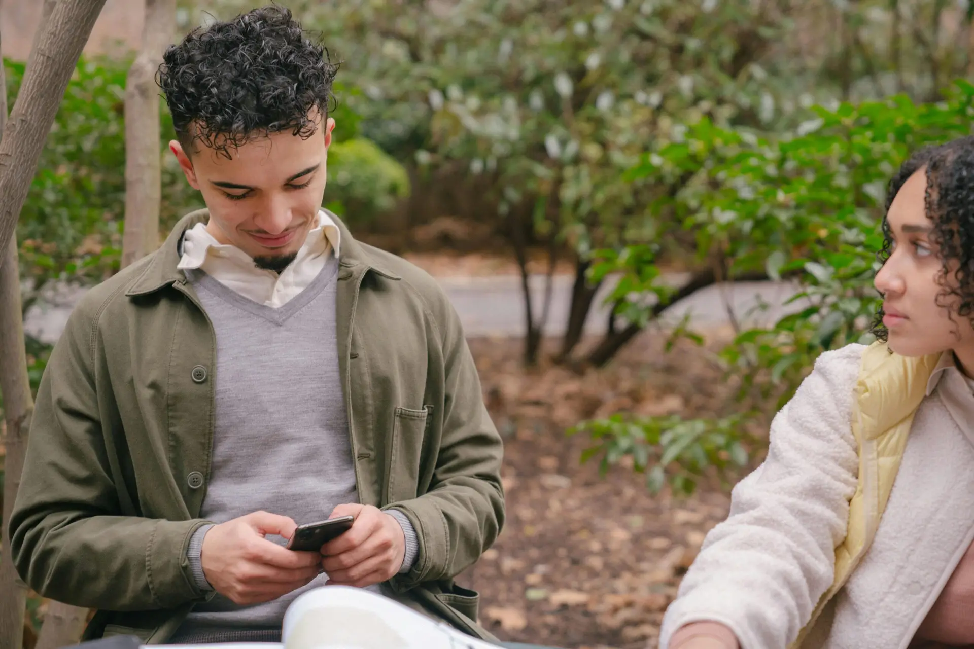 mężczyzna i kobieta patrząca na niego