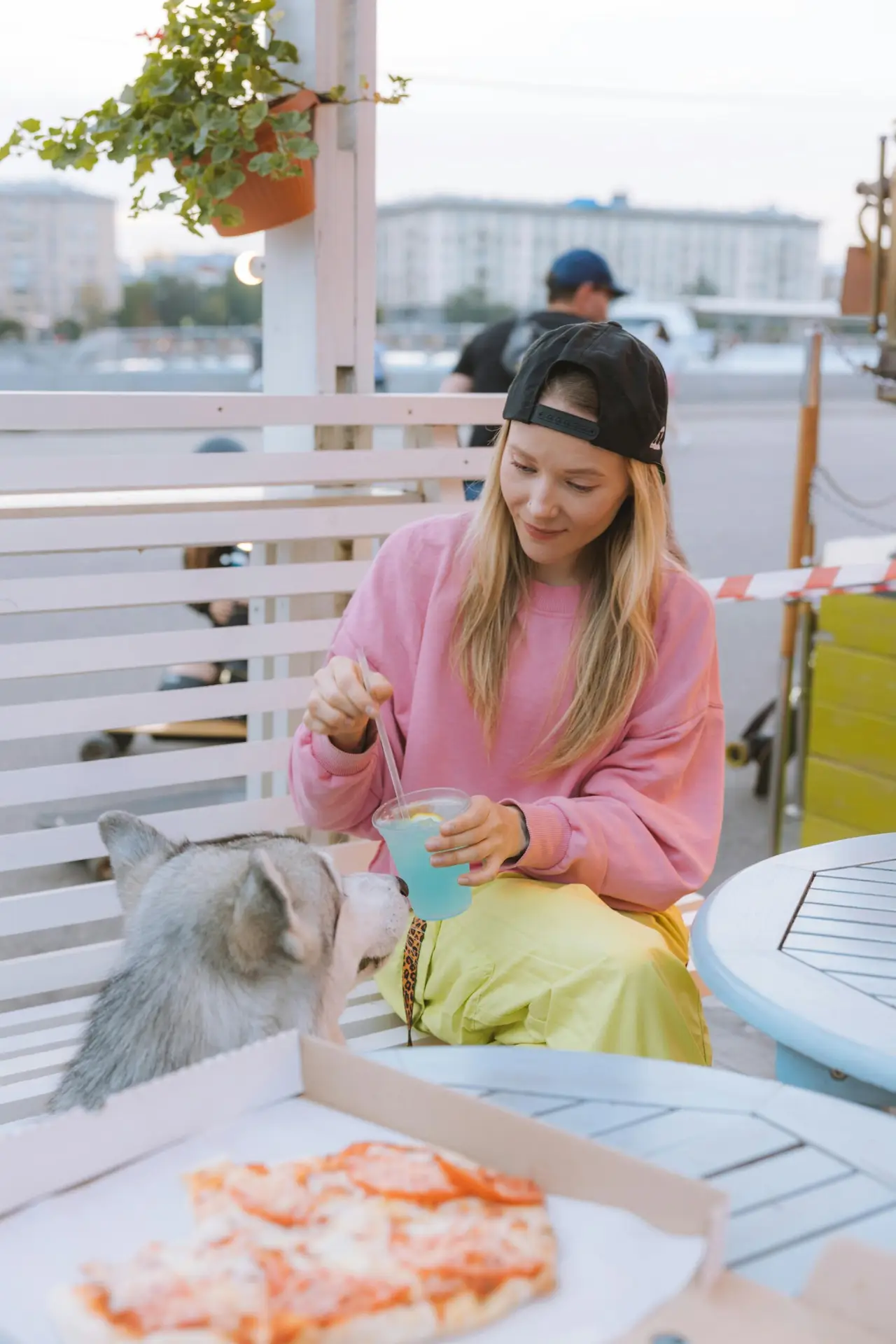 kobieta opiekująca się psem, szczęście