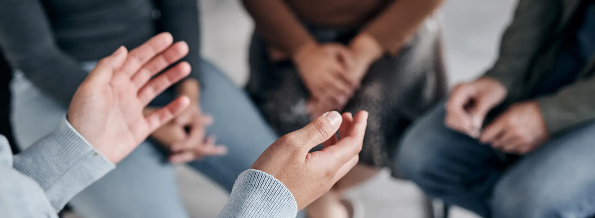 terapia grupowa - dłonie ludzi