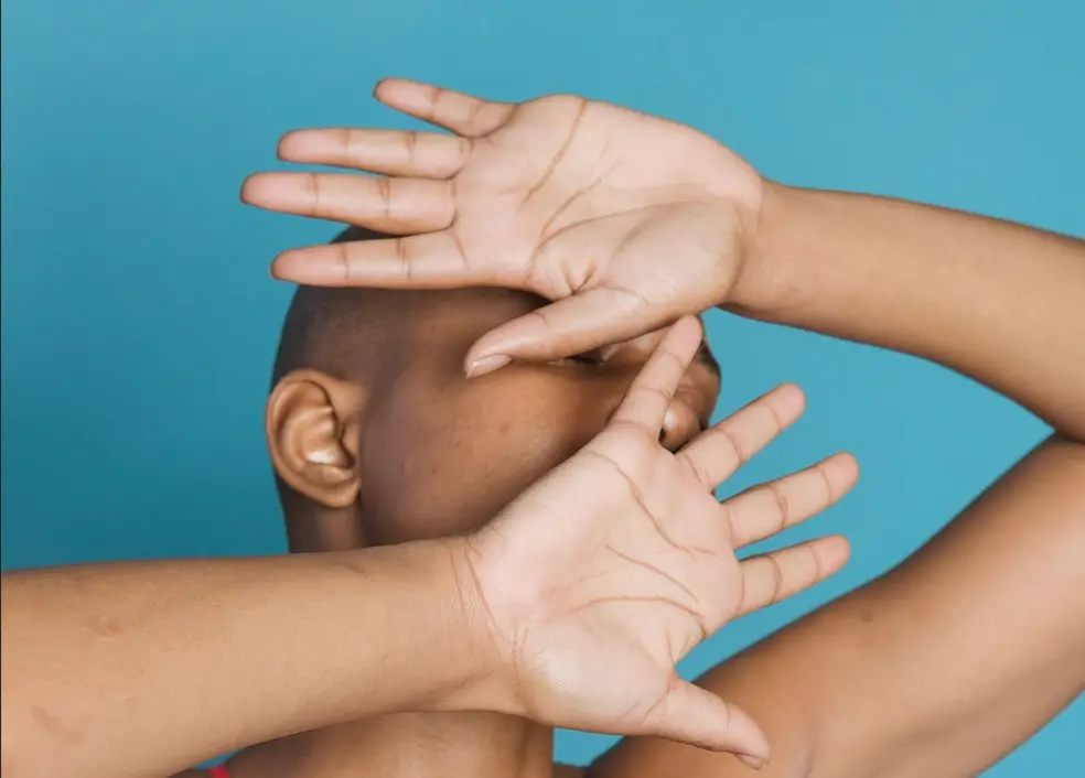 chłopak, mężczyzna, cierpienie, dłońmi zasłania twarz, bezradny, psycholog