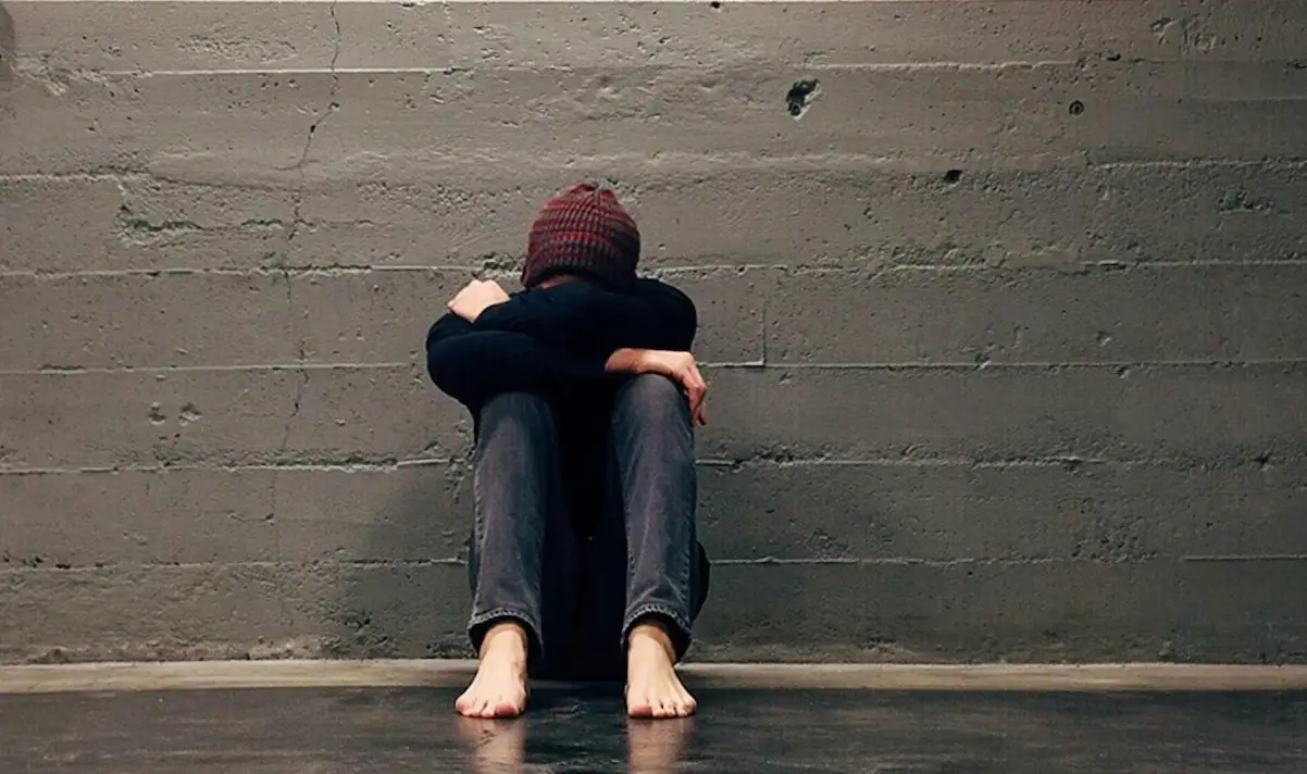 depresja, kobieta ze schowana twarzą, problemy psychiczne, psycholog