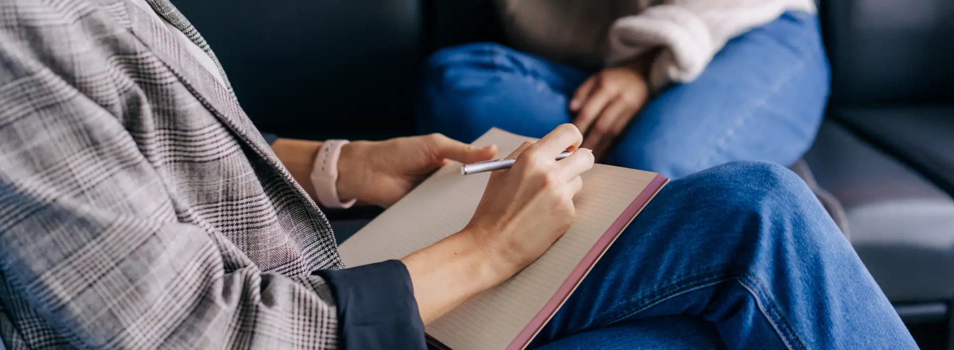 terapeuta z notatnikiem